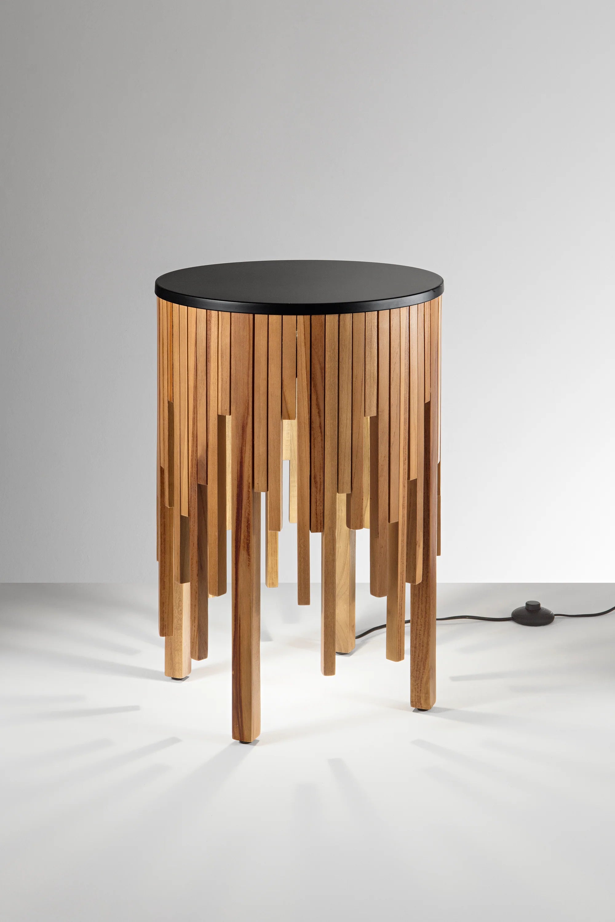 Tavolino con luce integrata 1XGU10 led in listelli di legno artigianale e base nera KENGO Tavolino con luce integrata 1XGU10 led in listelli di legno artigianale e base nera KENGO